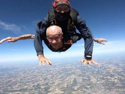 Le Passage-d'Agen : à 91 ans, il saute en parachute