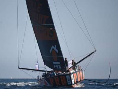 Vendée Globe : son navire brisé en deux, l'incroyable sauvetage de Kévin Escoffier par Jean Le Cam