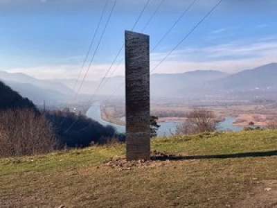 Un nouveau mystérieux monolithe en métal découvert en Roumanie