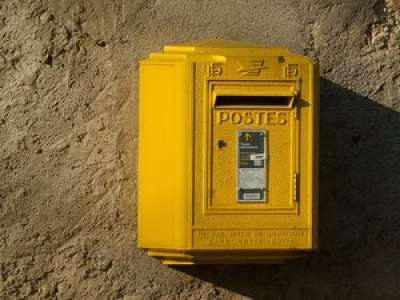 En Indre-et-Loire, deux mystérieuses bienfaitrices envoient 600 lettres de vœux manuscrites