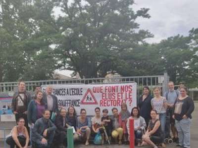 Toulouse : des parents d'élèves manifestent devant une école et un bureau de vote