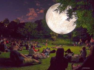 Gers: la lune géante de Luke Jerram va illuminer les nuits de La Romieu