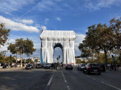 À peine emballé, l’Arc de Triomphe de Christo provoque de vives réactions chez les internautes