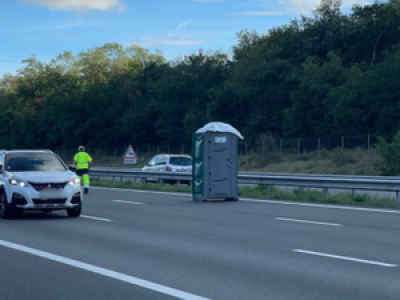 Insolite : un camion perd... une cabine de WC sur l'autoroute Toulouse-Bordeaux