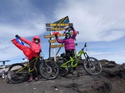 Hautes-Pyrénées : Hélène et Nadia, premier tandem cycliste féminin à dompter les 5895 mètres du Kilimandjaro