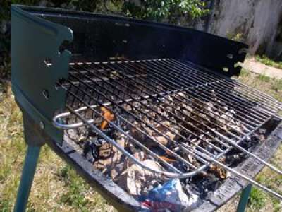 Ariège : trois jeunes allument un barbecue dans les tribunes du stade de Foix, les policiers viennent les refroidir