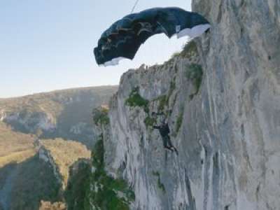 Base jump à Saint-Antonin-Noble-Val : « C’est dans ces moments-là que je me sens vivant »