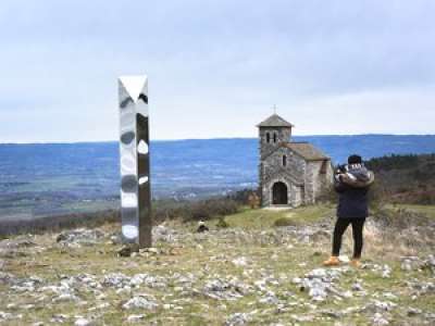 Tarn : le mystérieux monolithe mis aux enchères à Albi ce samedi