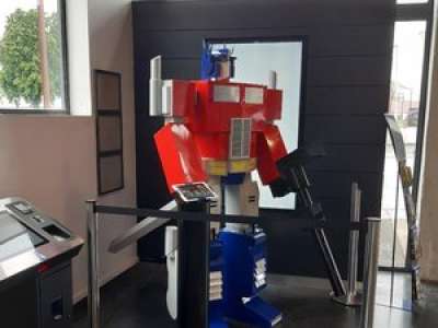Tarbes: les élèves du CFAI réalisent deux répliques d'Optimus Prime de la saga Transformers