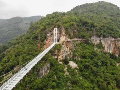 EN IMAGES. Vietnam : les clichés saisissants d'un nouveau pont en verre de 150 mètres de haut, tout juste inauguré