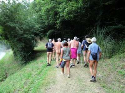 Hautes-Pyrénées : Elodie Gossuin zoome sur un camping naturiste et ses 