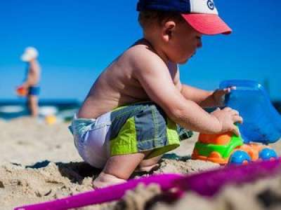 Charente-Maritime : des enfants découvrent une grenade et jouent avec sur une plage