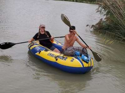 Toulouse : Guillaume et Rowanne naviguent sur le Canal du Midi en bateau gonflable