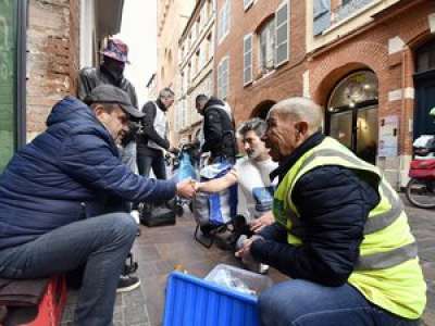 Toulouse : des bénévoles, eux-mêmes sortis de la rue, apportent cadeaux et réconfort aux SDF