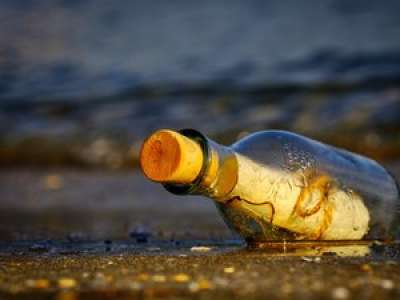 Une bouteille à la mer, contenant un mystérieux message, retrouvée sur une plage de Loire-Atlantique