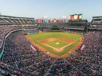 VIDEO. Baseball : il fait sa demande en mariage au milieu d'un match et subit un placage de la sécurité