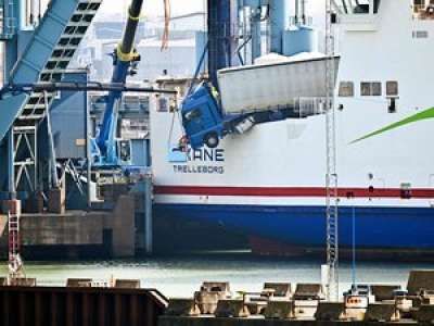 Spectaculaire accident de poids lourd sur un bateau en Suède