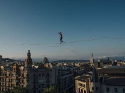 Le spectaculaire exploit du funambule Nathan Paulin sur un câble dans le ciel de Barcelone