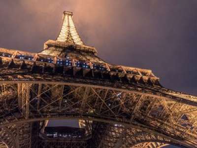 Il escalade la Tour Eiffel puis saute du haut du monument en parachute