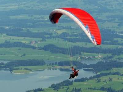 La route proche de chez lui est fermée, il décide de se rendre à son travail.. en parapente