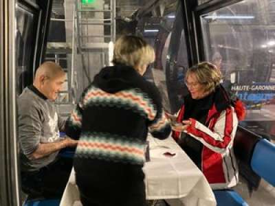 Des repas dans des télécabines au-dessus des pistes: l'idée folle qui séduit plus de 130 amoureux pour la Saint-Valentin