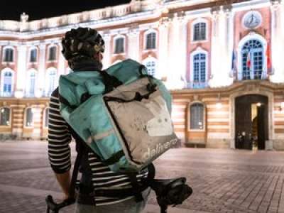 VIDEO. Il distribue gratuitement des pizzas aux SDF, qui est ce livreur masqué aux 140 000 abonnés sur TikTok ?