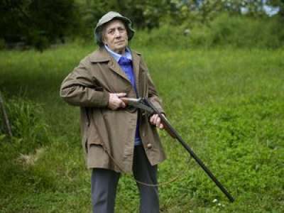 Chasse : à 98 ans, Hermine Bergès, la doyenne des chasseurs de France, tire toujours la palombe dans son village d’Ariège