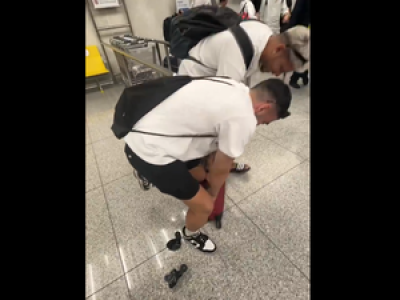 VIDEO. Il arrache les roulettes de sa valise pour éviter de payer le supplément bagage, l’aéroport l’applaudit