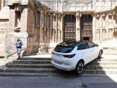 Une voiture s’encastre sur les marches de la cathédrale de Rodez