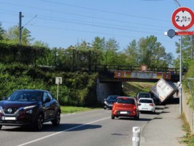 Toits arrachés, camions bloqués… Ce pont accidentogène est une star sur les réseaux sociaux