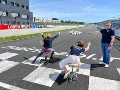 Inédit : une course de chaises de bureau sur le circuit d’Albi !