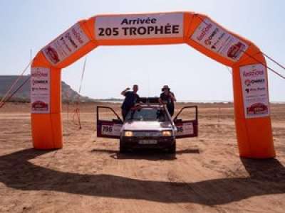 Père et fils, vainqueurs d’un rallye de 7 000 km au volant d’une Peugeot 205 dans le désert du Sahara