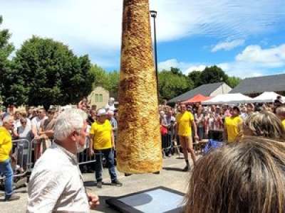 Ce village de l’Aveyron détient le nouveau record du plus grand gâteau à la broche