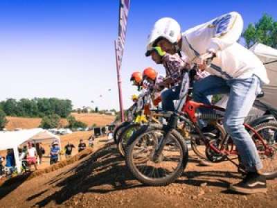 VIDEO. Le plus grand show de BMX au monde avec 300 pilotes attendus dans un champ du Lot