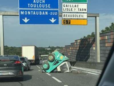 Improbable accident : un engin de chantier se renverse sur l’autoroute