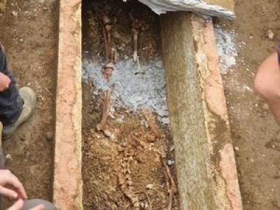 VIDEO. Dans le sud de la Haute-Garonne, un sarcophage vieux de plusieurs siècles a été ouvert