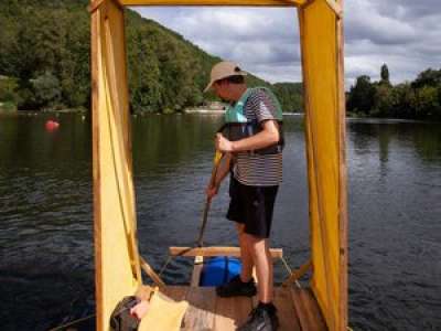 À bord d’un radeau qu’ils ont construit, ils vont descendre le Lot pour proposer des ateliers artistiques