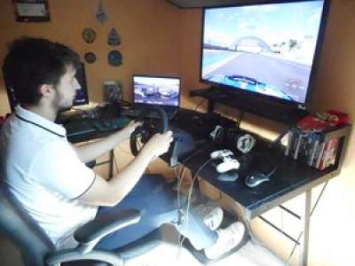 Erwan, pilote bigourdan et passionné de jeux vidéo, a créé son équipe sur Gran Turismo et veut encore accélérer