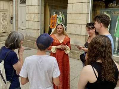 Une prostituée et une diseuse de bonne aventure, un comte… le Cluedo géant peut commencer dans les rues de Rodez