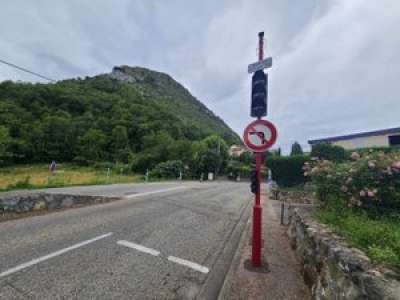 Quatrième accident en quatre ans : quand le sort s’acharne sur les feux tricolores de ce petit village ariégeois