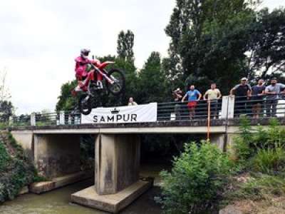 VIDEO. Il saute encore à moto au-dessus du Gers : le nouvel exploit d’Arnaud Zoldos