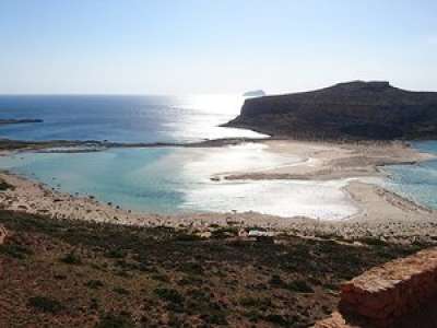 VIDEO. Leur ferry ne peut pas accoster, des touristes obligés de se jeter à l’eau avec leurs affaires pour rejoindre la plage en Grèce