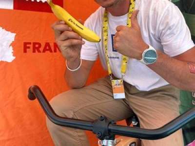 Depuis 3 ans, Anthony, originaire d’Ariège, distribue des… bananes sur la caravane publicitaire du Tour de France