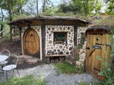 Le Monastère. À Combelles, trône la cabane du hobbit