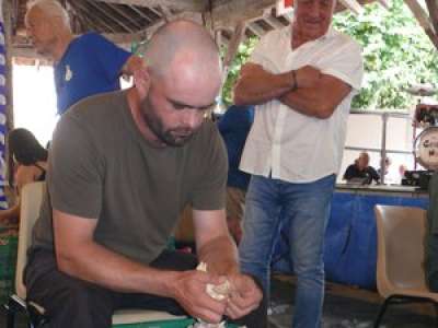 VIDEO. Championnat du monde des peleurs d’ail : Gabriel Delboulbes garde son titre