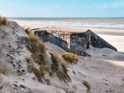 Un obus de la Seconde Guerre mondiale détruite sur une plage après avoir été découvert par un promeneur