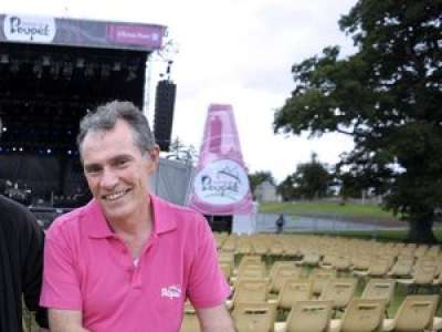 Michaël Youn publie son numéro en direct sur le grand écran d’un festival, l’organisateur reçoit des milliers d’appels et de photos