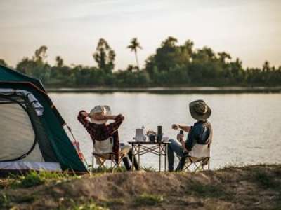 Ce couple d’octogénaires passe ses vacances dans le même camping depuis 50 ans, la ville les mets à l’honneur pour les remercier