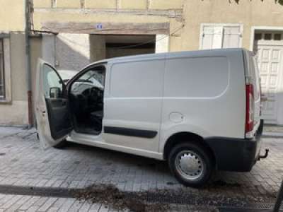 Un véhicule stationné finit dans le mur d’un immeuble