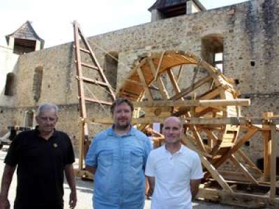 Les élèves du collège Paul Eluard de Tarbes conçoivent une grue de levage médiévale unique qui trône au château de Mauvezin